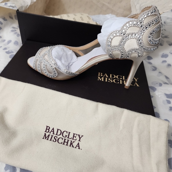 Badgley Mischka Peep Toe Evening Heels, Size 9, Ivory - Picture 3 of 6